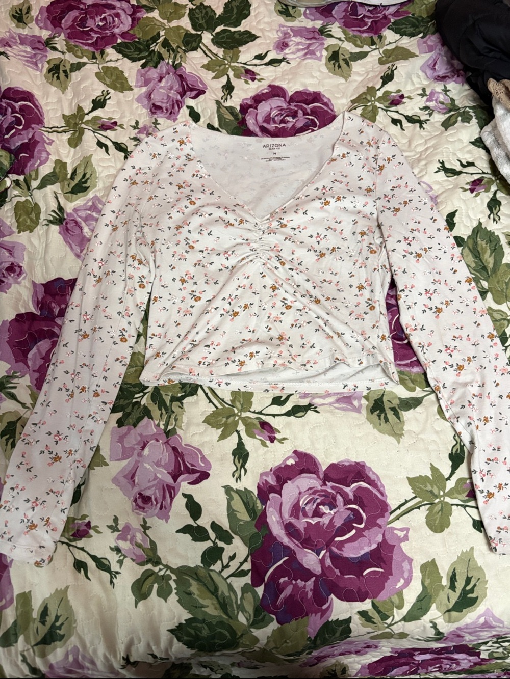 Arizona Jean Company White Long-Sleeve Floral Ruched V-Neck Crop Top